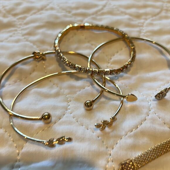 7 Gold tone Bracelets for One Price - Picture 5 of 5